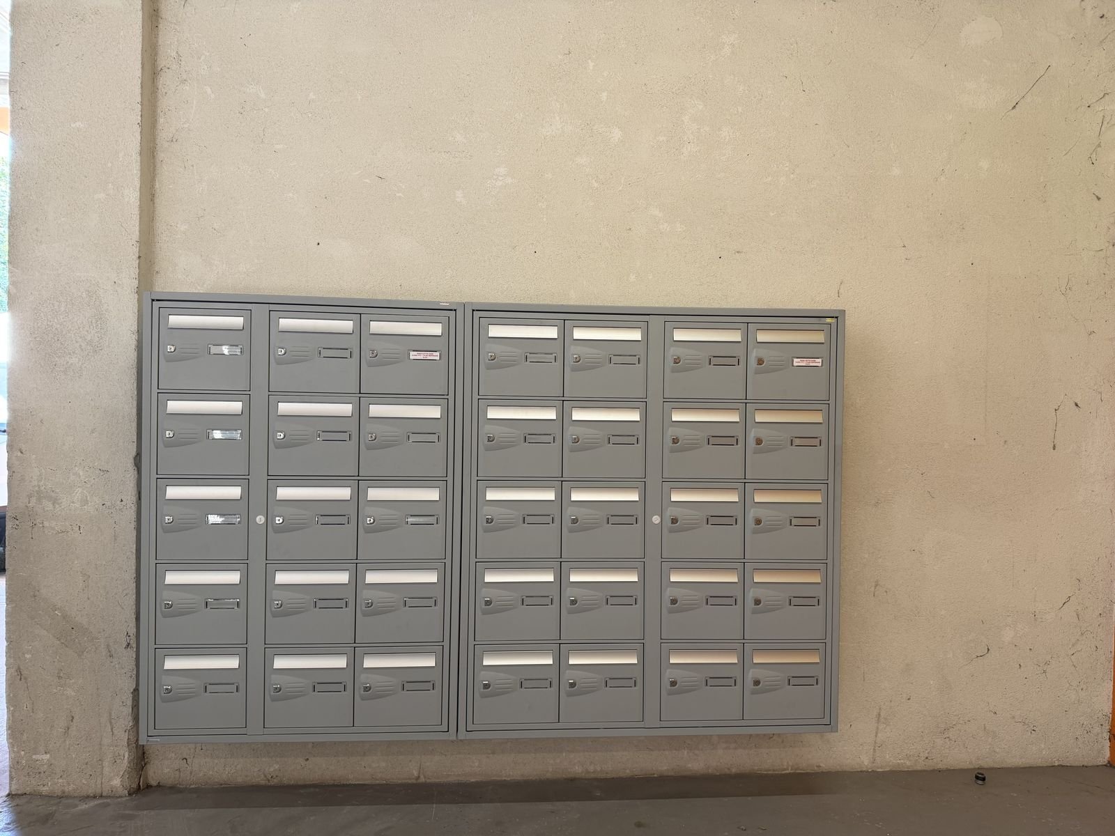 Fourniture et pose de boîtes aux lettres pour locaux professionnels – Aix-en-Provence et Bouc-Bel-Air (13)